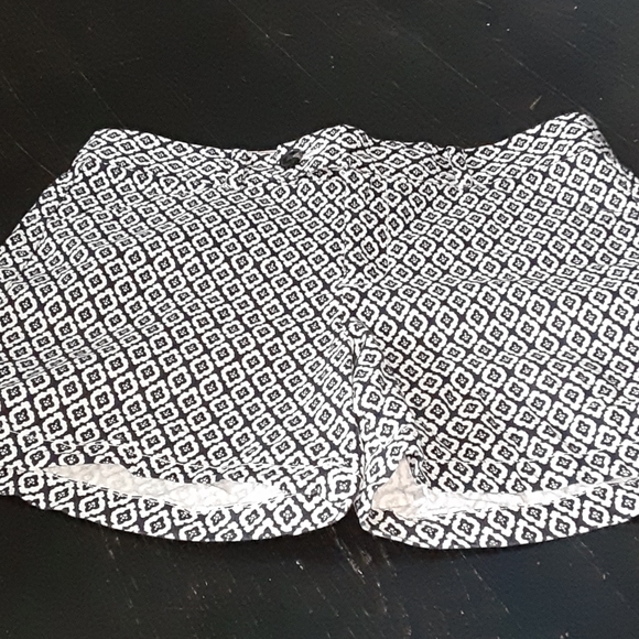 Gorgeous black white shorts - Picture 1 of 3